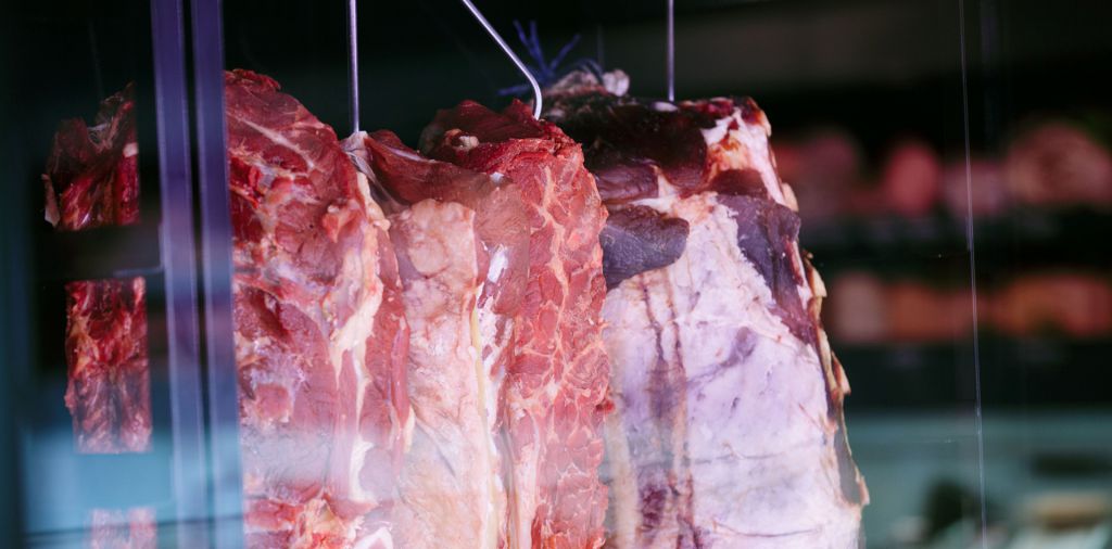 Même une armoire de maturation dry-age est parfaitementintégrée dans cet intérieur limité!